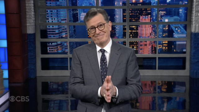 Stephen Colbert zomba alegremente do show alternativo do intervalo do Super Bowl do All American
