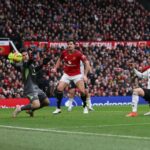 Casemiro comemora com seus companheiros durante a partida de futebol da Premier League entre Manchester United e Fulham, em Old Trafford, em Manchester, Inglaterra, em 2026.