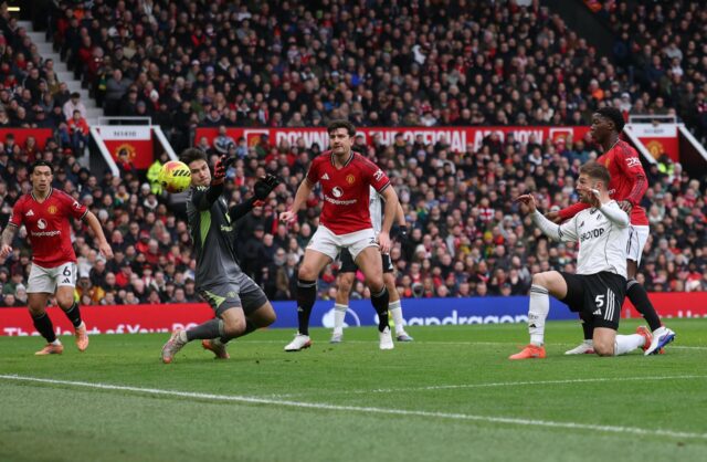 Steve Bruce destaca Senne Lammens 'imaculado' e 'talento' natural do Casemiro comemora com seus companheiros durante a partida de futebol da Premier League entre Manchester United e Fulham, em Old Trafford, em Manchester, Inglaterra, em 2026.