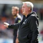 Ole Gunnar Solskjaer e Steve Bruce na linha lateral