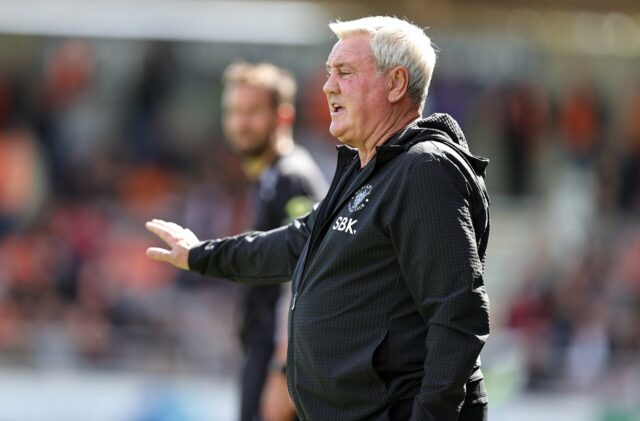 Ole Gunnar Solskjaer e Steve Bruce na linha lateral