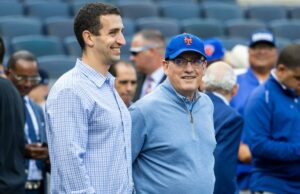 Steve Cohen põe fim enfático ao debate sobre o capitão do Mets Steve Cohen (à direita) com o presidente de operações de beisebol do Mets, David Stearns (à esquerda)