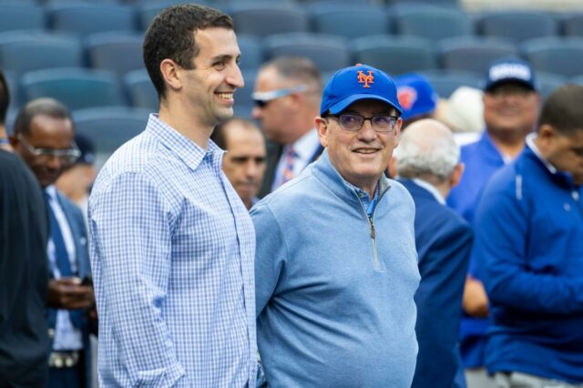 Steve Cohen (à direita) com o presidente de operações de beisebol do Mets, David Stearns (à esquerda)