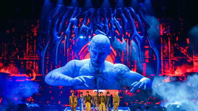 Grupo de K-pop Stray Kids sobe no palco 