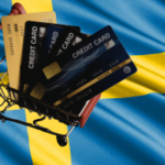 A Suécia expande a proibição de crédito para jogos de azar antes da iniciativa de fechamento dos cassinos em todo o país. Um pequeno carrinho de compras cheio de vários cartões de crédito fica em frente a uma bandeira sueca, simbolizando o crédito ao consumidor e a regulamentação financeira na Suécia.