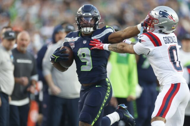 Super Bowl 60: Kenneth Walker entra no 'Modo Besta' para ganhar o MVP na brincadeira dos Seahawks
