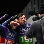 Tabby Stoecker e Matt Weston conquistaram o ouro no evento de esqueleto de equipe mista nos Jogos Olímpicos de Inverno