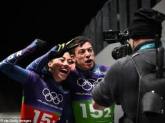 Super Domingo da Equipe GB! A Grã-Bretanha ganha OUTRA medalha de ouro com a estrela esqueleto Matt Weston subindo ao pódio novamente em um dia histórico nas Olimpíadas de Inverno Tabby Stoecker e Matt Weston conquistaram o ouro no evento de esqueleto de equipe mista nos Jogos Olímpicos de Inverno