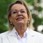 Sussan Ley MP durante uma conferência de imprensa após perder a liderança do Partido Liberal para Angus Taylor MP no Parlamento em Canberra em 13 de fevereiro de 2026. fedpol Foto: Dominic Lorrimer