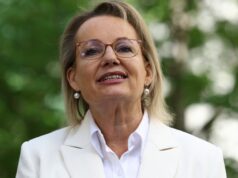 Susan Ley deixará a política após esmagadora derrota de liderança Sussan Ley MP durante uma conferência de imprensa após perder a liderança do Partido Liberal para Angus Taylor MP no Parlamento em Canberra em 13 de fevereiro de 2026. fedpol Foto: Dominic Lorrimer