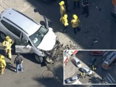 Suspeitos de roubo batem em ônibus do Metro enquanto fugiam da polícia no centro de Los Angeles, ferindo 4 Vista aérea de um SUV prateado com danos frontais significativos após a colisão, cercado por bombeiros, policiais e um ônibus do metrô.