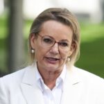 Sussan Ley discursa à mídia após uma reunião do Partido Liberal no Parlamento em Canberra na sexta-feira, 13 de fevereiro de 2026. fedpol Foto: Alex Ellinghausen