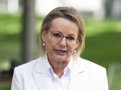 Sussan Ley renuncia formalmente à política após 25 anos Sussan Ley discursa à mídia após uma reunião do Partido Liberal no Parlamento em Canberra na sexta-feira, 13 de fevereiro de 2026. fedpol Foto: Alex Ellinghausen