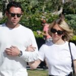 Sydney Sweeney e Scooter Braun saem para passear em Brentwood bg 2