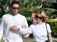 Sydney Sweeney e Scooter Braun saem para passear em Los Angeles Sydney Sweeney e Scooter Braun saem para passear em Brentwood bg 2