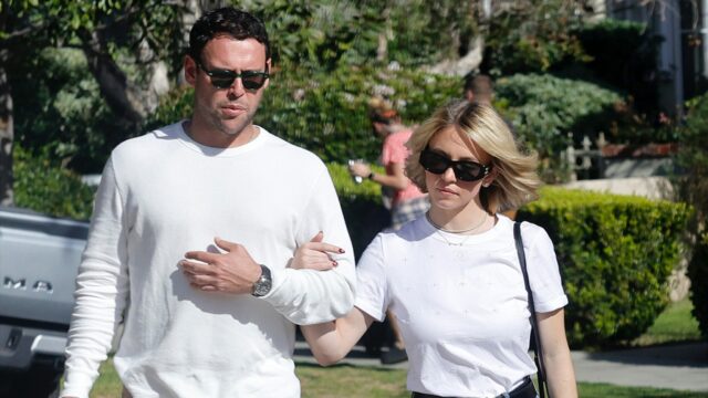Sydney Sweeney e Scooter Braun saem para passear em Los Sydney Sweeney e Scooter Braun saem para passear em Brentwood bg 2