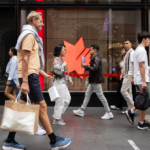 Os pedestres passam por um escritório da NAB.