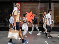 ‘Tão bom quanto possível’: o aviso sombrio do banco para todos os australianos Os pedestres passam por um escritório da NAB.