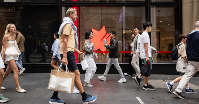 'Tão bom quanto possível': o aviso sombrio do banco para Os pedestres passam por um escritório da NAB.