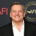 Ted Sarandos culpa o declínio das ações da Netflix pela guerra de licitações do WBD, pela incerteza da indústria e pela IA