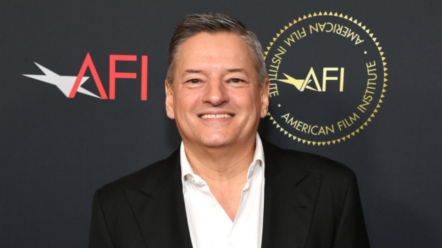 Ted Sarandos culpa o declínio das ações da Netflix pela guerra de licitações do WBD, pela incerteza da indústria e pela IA
