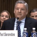 Ted Sarandos, enfrentando perguntas duras na audiência do Senado sobre o acordo Netflix-Warner Bros., insiste que é bom para Hollywood e para os clientes: 'Daremos aos consumidores mais conteúdo por menos'
