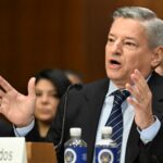 Ted Sarandos se protege sobre pagamentos residuais da Netflix em audiência no Senado: ‘Não é sim ou não’