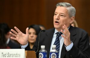 Ted Sarandos se protege sobre pagamentos residuais da Netflix em audiência no Senado: ‘Não é sim ou não’ Ted Sarandos se protege sobre pagamentos residuais da Netflix em audiência no Senado: ‘Não é sim ou não’