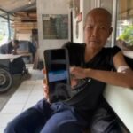 Tendo que fazer diálise de rotina, o barbeiro de Bandung está preocupado em não conseguir tratamento