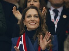 Tendo um País de Gales de cada vez! Kate não consegue parar de rir enquanto torce pela Inglaterra na partida de rugby das Seis Nações – depois de uma semana infernal para a realeza após a prisão de Andrew A Princesa de Gales chegou para torcer pela seleção inglesa de rugby na partida contra a Irlanda esta tarde, continuando com seus compromissos planejados após a prisão sem precedentes de Andrew Mountbatten-Windsor