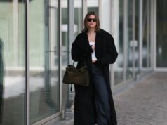 Tenho 5’3 “- 11 Petite Jeans que estou adicionando ao carrinho da nova seção do Walmart Jana Hakkinen é vista vestindo um sobretudo bege com cinto, camisa branca, bolsa cinza e óculos fora do desfile da Dior durante a Moda Feminina Primavera Verão 2026 como parte da Paris Fashion Week em 1º de outubro de 2025 em Paris, França.