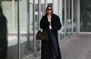 Tenho 5’3 “- 11 Petite Jeans que estou adicionando ao carrinho da nova seção do Walmart Jana Hakkinen é vista vestindo um sobretudo bege com cinto, camisa branca, bolsa cinza e óculos fora do desfile da Dior durante a Moda Feminina Primavera Verão 2026 como parte da Paris Fashion Week em 1º de outubro de 2025 em Paris, França.