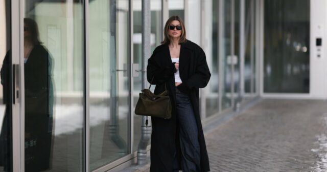 Jana Hakkinen é vista vestindo um sobretudo bege com cinto, camisa branca, bolsa cinza e óculos fora do desfile da Dior durante a Moda Feminina Primavera Verão 2026 como parte da Paris Fashion Week em 1º de outubro de 2025 em Paris, França.