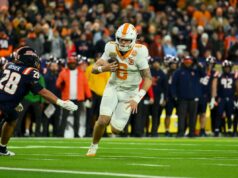 Tennessee QB Joey Aguilar descobre o destino de 2026 após decisão judicial O quarterback do Tennessee Volunteers, Joey Aguilar (6), corre a bola para um touchdown contra o Illinois Fighting Illini durante o primeiro tempo no Nissan Stadium.