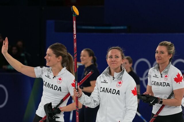 A suíça Alina Paetz em ação durante a rodada feminina de curling...