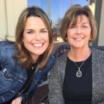 Savannah Guthrie e Nancy Guthrie sentadas lado a lado, sorrindo.