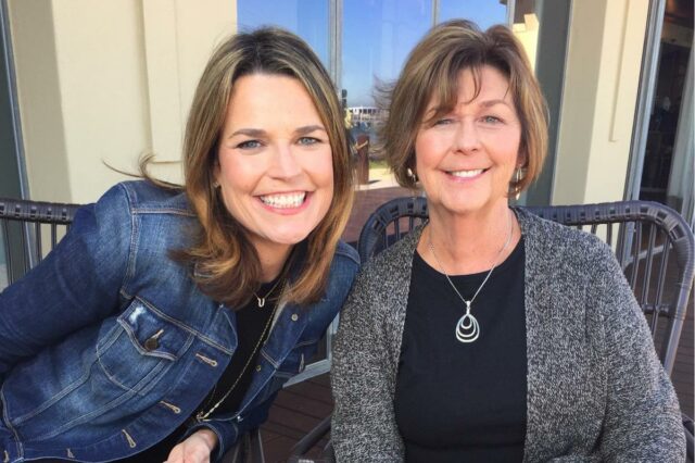Savannah Guthrie e Nancy Guthrie sentadas lado a lado, sorrindo.
