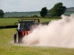Terradot, apoiada pelo Google e pela Microsoft, adquire concorrente de remoção de carbono Farmer spreading chicken manure mixed with lime on newly harvested meadow