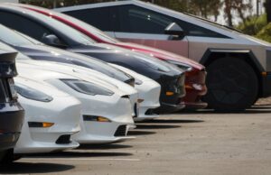 Tesla processa DMV da Califórnia depois que agência chamou seu piloto automático de marketing enganoso Tesla processa DMV da Califórnia depois que agência chamou seu piloto automático de marketing enganoso