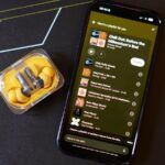 Um telefone exibindo o recurso de reprodução automática do YouTube Music na tela