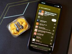 Testei as listas de reprodução AI do YouTube Music para ver se é hora de mudar para o Spotify ou não Um telefone exibindo o recurso de reprodução automática do YouTube Music na tela