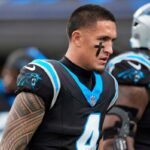 O wide receiver do Carolina Panthers, Tetairoa McMillan (4), reagindo durante um jogo.