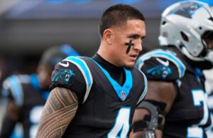 Tetairoa McMillan, dos Panteras, pede desculpas por usar palavras com N durante torneio de esportes eletrônicos O wide receiver do Carolina Panthers, Tetairoa McMillan (4), reagindo durante um jogo.