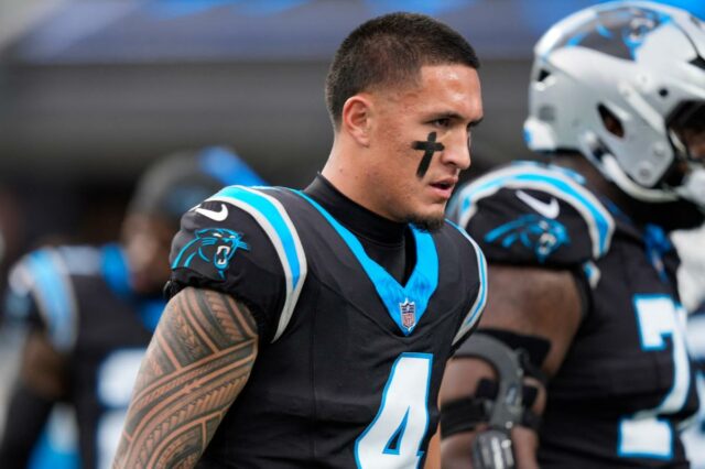 O wide receiver do Carolina Panthers, Tetairoa McMillan (4), reagindo durante um jogo.