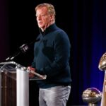 O comissário da NFL, Roger Goodell, fala em uma entrevista coletiva ao lado do Troféu Vince Lombardi.