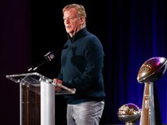 Teto salarial da NFL chega a US$ 300 milhões pela primeira vez antes da agência gratuita O comissário da NFL, Roger Goodell, fala em uma entrevista coletiva ao lado do Troféu Vince Lombardi.