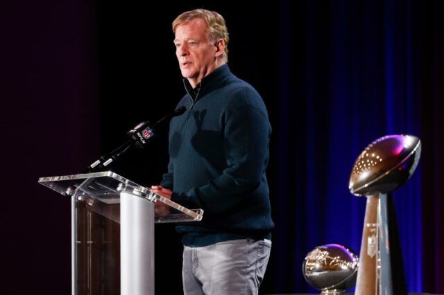 O comissário da NFL, Roger Goodell, fala em uma entrevista coletiva ao lado do Troféu Vince Lombardi.