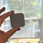 Três capturas de tela do aplicativo Brick