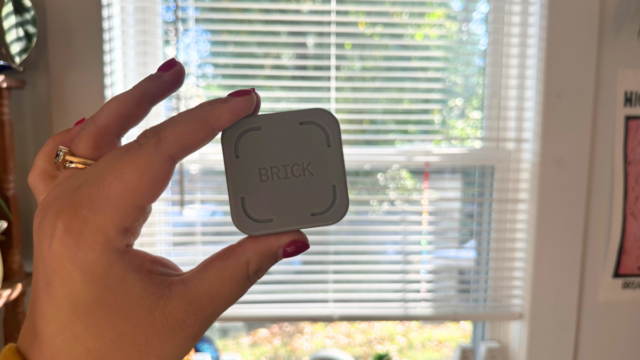 Três capturas de tela do aplicativo Brick