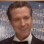'The Daily Show' espeta Gavin Newsom por escândalo sexual e fracasso em resolver moradores de rua e trens de alta velocidade em novo segmento (EXCLUSIVO)